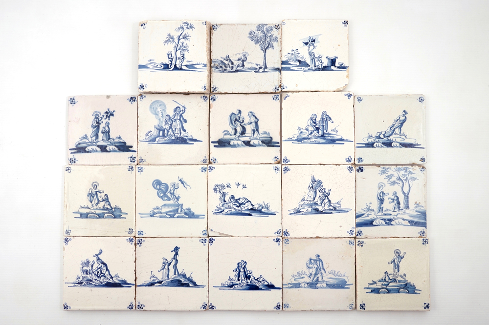 Een lot van 18 blauw-witte bijbeltegels, 17/18e eeuw