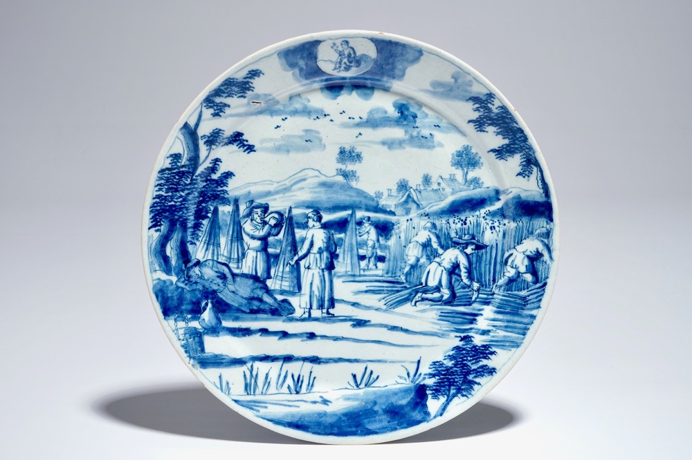 Une assiette en fa&iuml;ence de Delft bleu et blanc aux paysans de la s&eacute;rie des "Zodiaques", d&eacute;but du 18&egrave;me