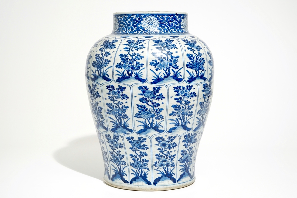 Een grote Chinese blauw-witte balustervormige vaas met floraal decor, Kangxi