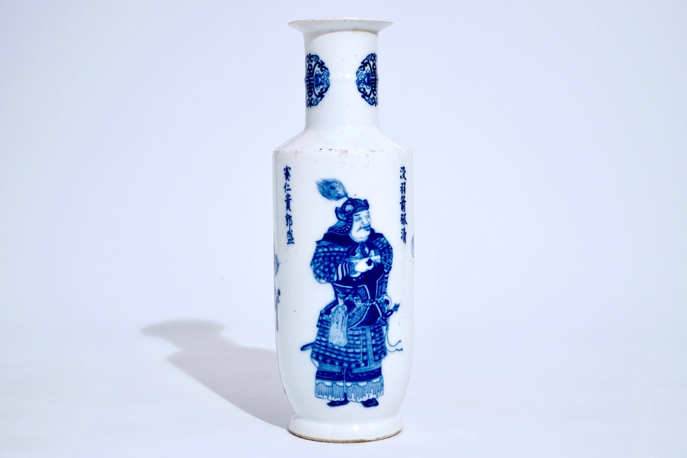 Een Chinese blauw-witte rouleau vaas met "Wu Shuang Pu" decor, 19/20e eeuw