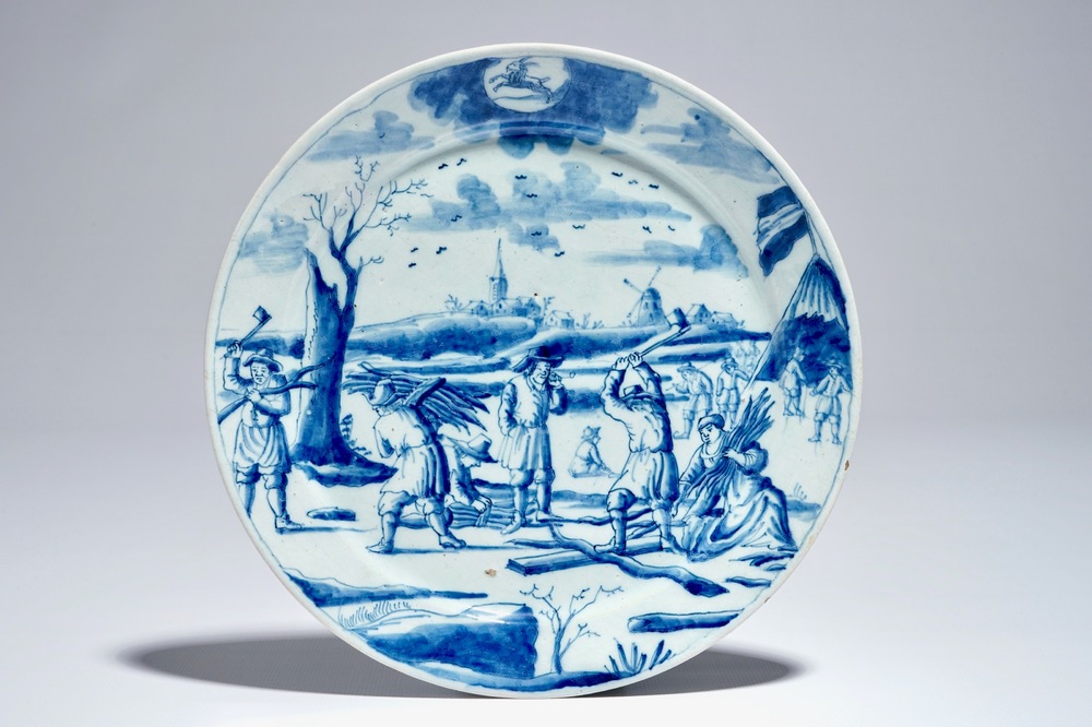 Une assiette en fa&iuml;ence de Delft bleu et blanc aux b&ucirc;cherons de la s&eacute;rie des "Zodiaques", d&eacute;but du 18&egrave;me