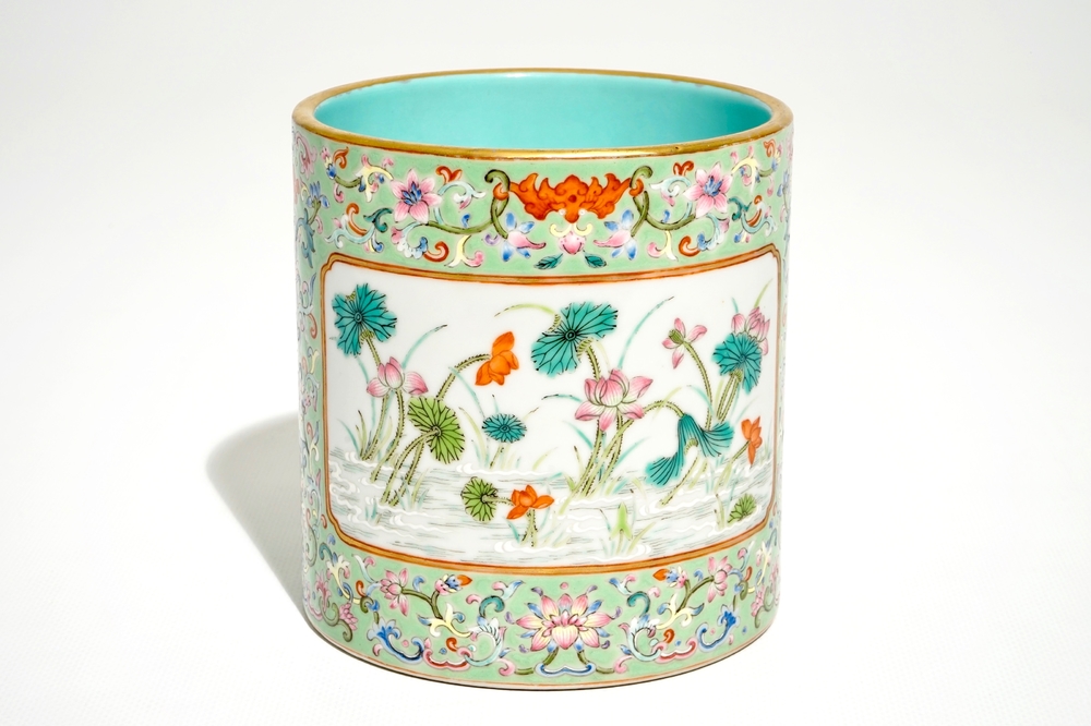 Een Chinese penseelpot met turkooise fondkleur, Qianlong merk, 20e eeuw