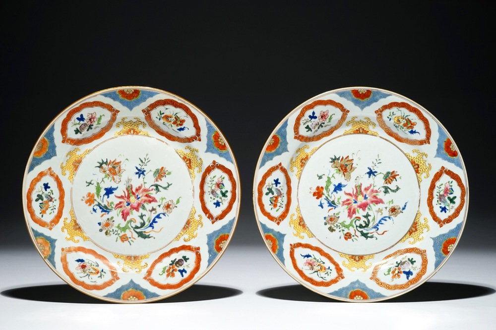 A pair of Chinese export porcelain &ldquo;Pronk-studio&rdquo; plates, Qianlong