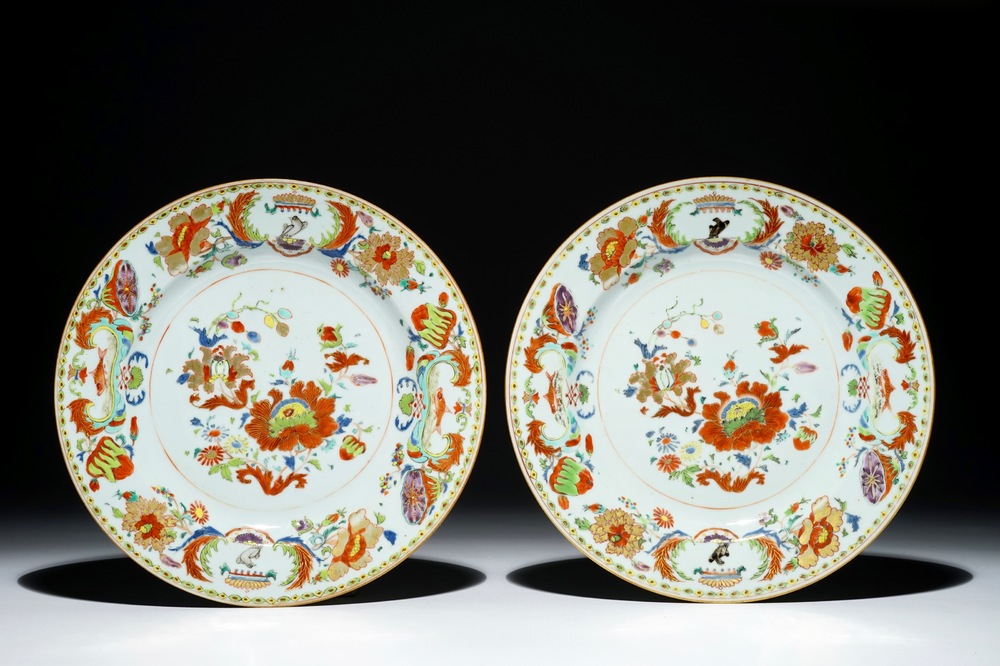 Une paire d'assiettes en porcelaine de Chine &agrave; d&eacute;cor "Pompadour", vers 1745