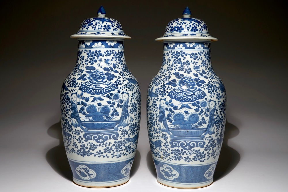 Een paar Chinese blauw-witte dekselvazen, 19e eeuw