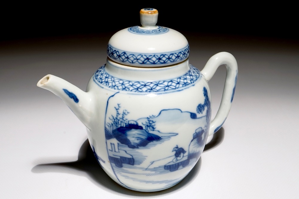 Een Chinese blauw-witte theepot met landschapsdecor, Kangxi