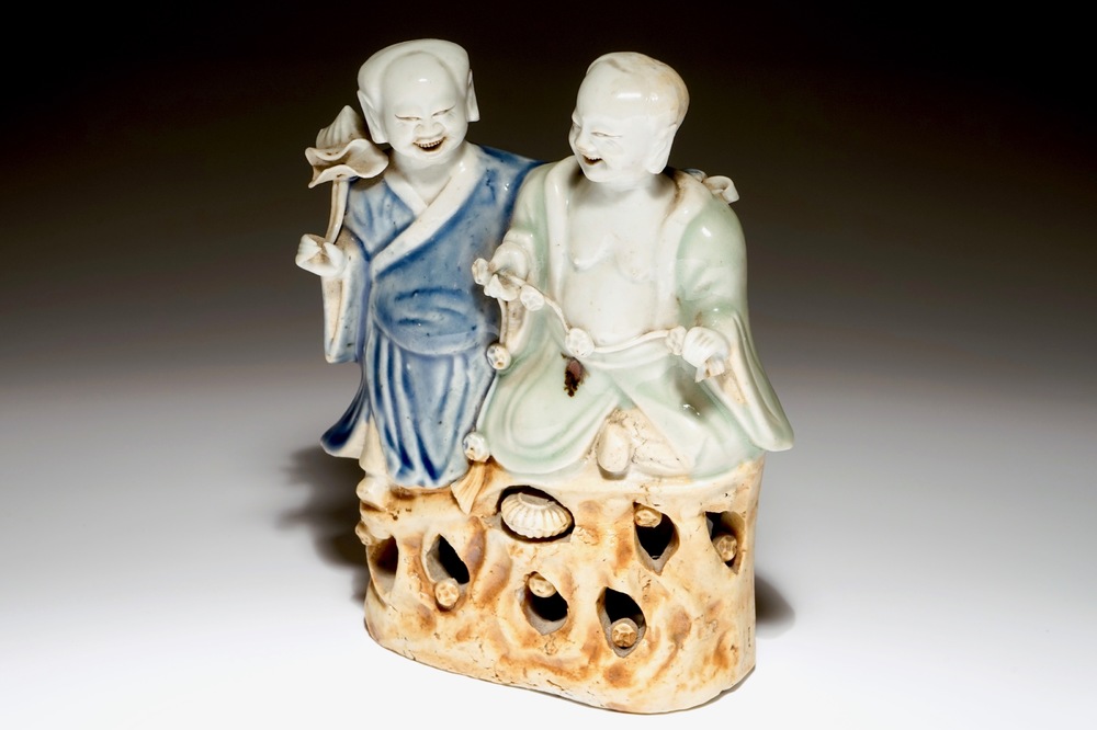 Een Chinese celadon en blauw-wit geglazuurde groep van de Hoho-broers, Qianlong