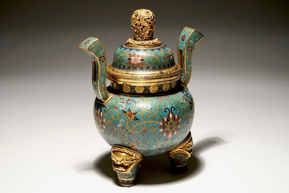 Un br&ucirc;le-parfum couvert en cloisonn&eacute; dor&eacute;, marque de Qianlong, 19&egrave;me