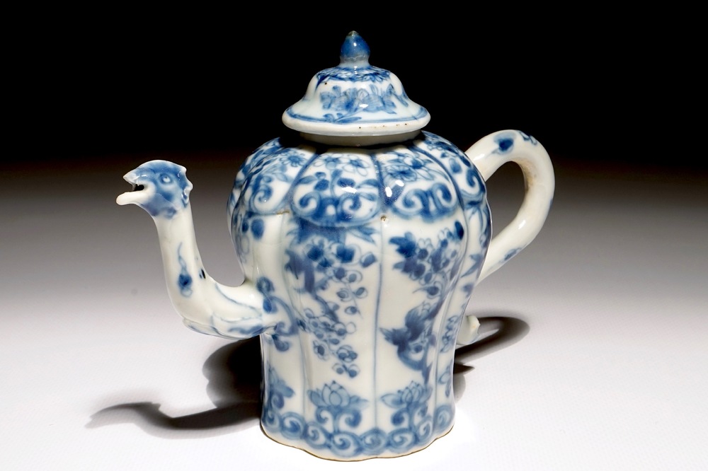 Une th&eacute;i&egrave;re en porcelaine de Chine bleu et blanc au ph&eacute;nix, Kangxi