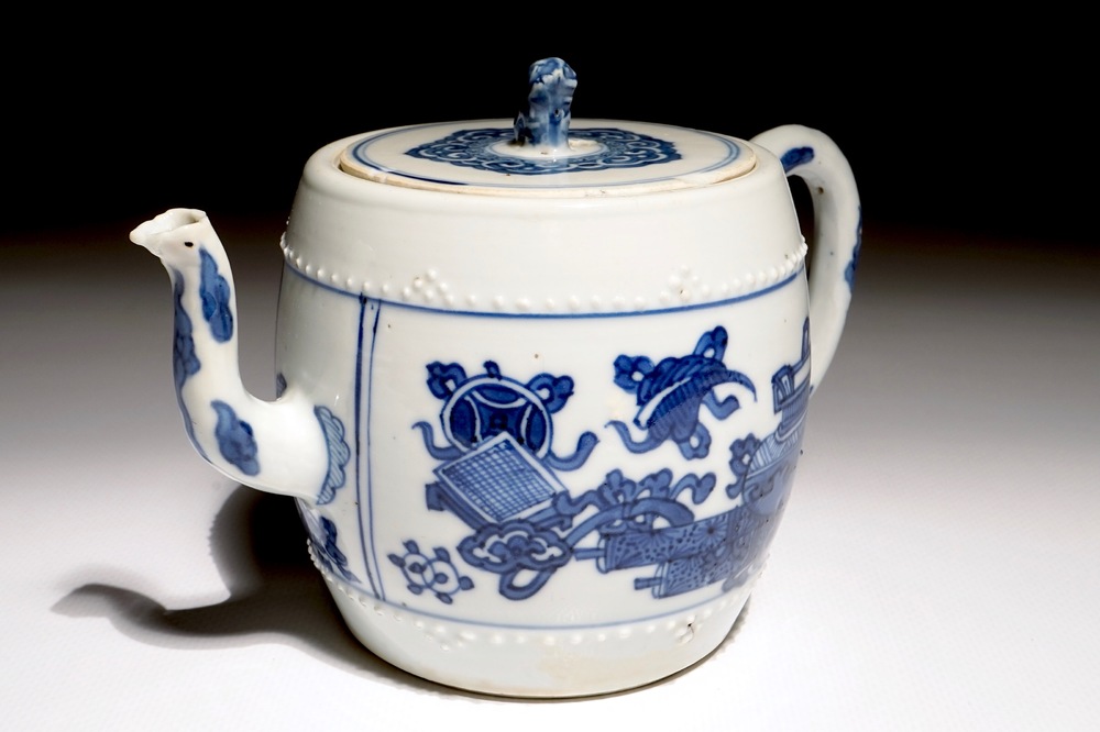 Een Chinese blauw-witte theepot, Kangxi