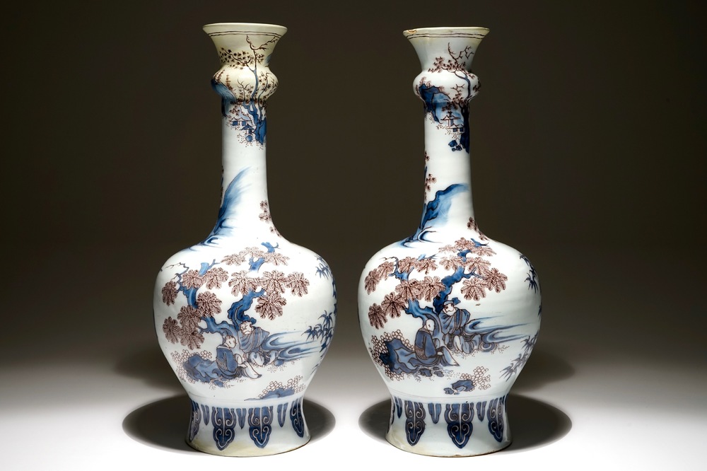 Une paire de grands vases en fa&iuml;ence de Delft en bleu et mangan&egrave;se &agrave; d&eacute;cor de chinoiserie, 17&egrave;me