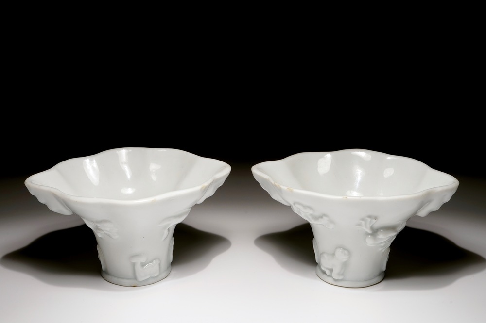 Een paar blanc de Chine libation cups met reli&euml;fdecor, Kangxi