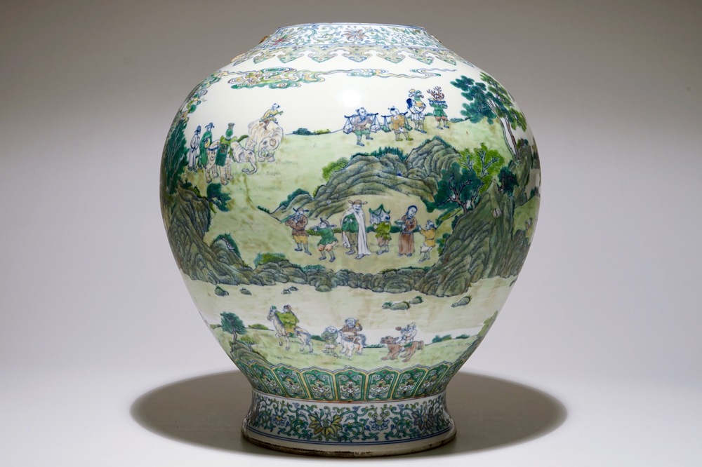 Een grote Chinese doucai vaas, Qianlong merk, 19/20e eeuw