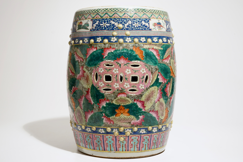 Un tabouret en porcelaine de Chine famille rose &agrave; d&eacute;cor d'oiseaux et fleurs de lotus, 19&egrave;me