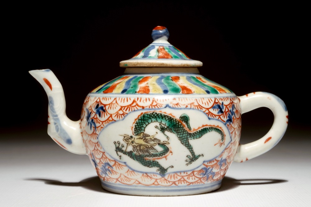 A Chinese wucai dragon teapot and cover, 19th C.