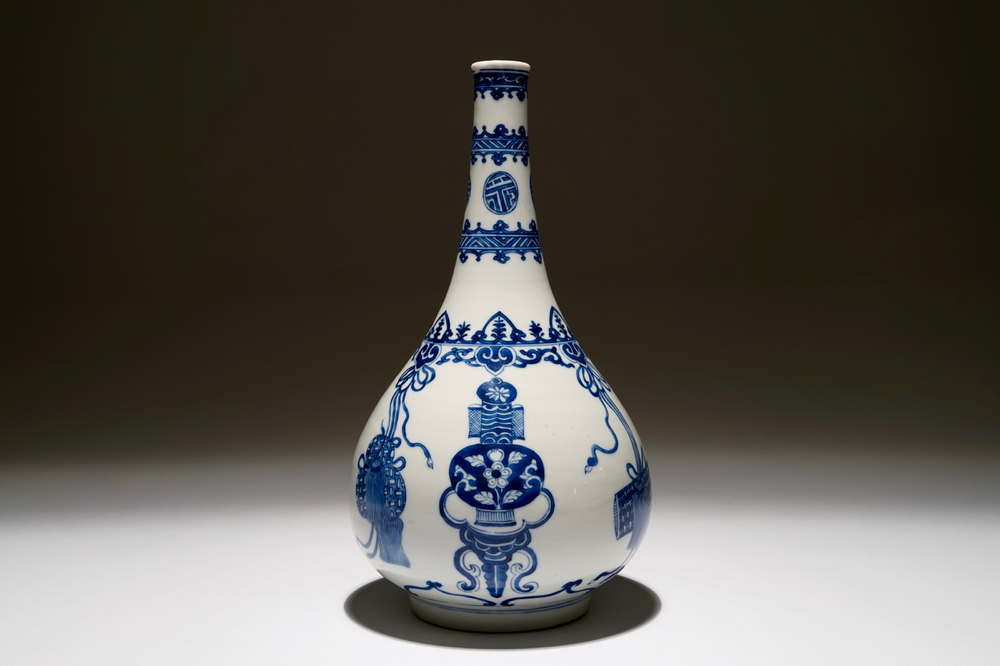 Un vase bouteille en bleu et blanc, Kangxi
