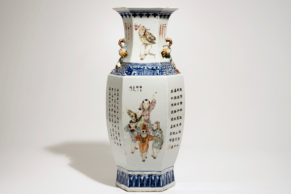 Een Chinese hexagonale vaas met qianjiang cai decor, 19/20e eeuw