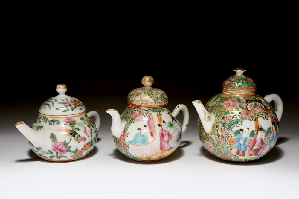 Drie diverse Chinese Canton theepotjes, 19e eeuw