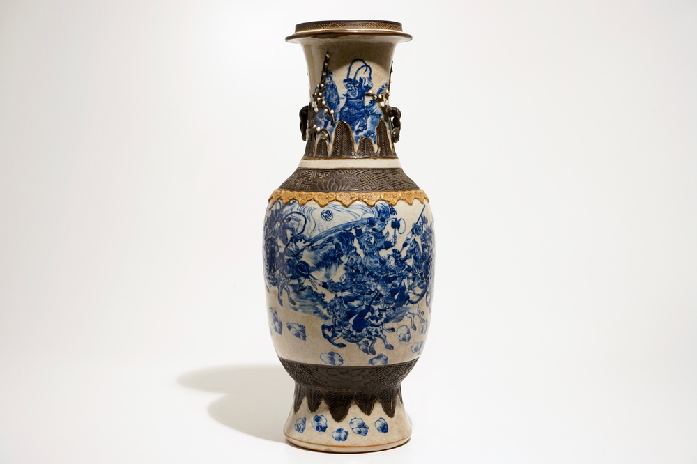 Een Chinese blauw-witte Nanking vaas met krijgers, 19e eeuw