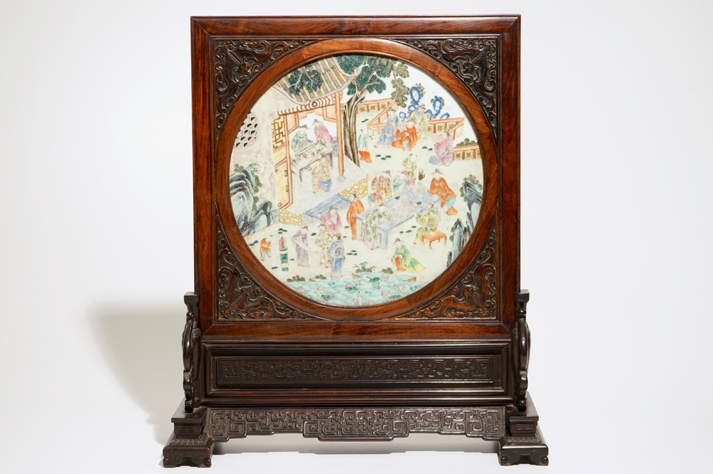 Un &eacute;cran de table en bois zitan et huanghuali avec une plaque famille  rose, Chine, d&eacute;but du 19&egrave;me