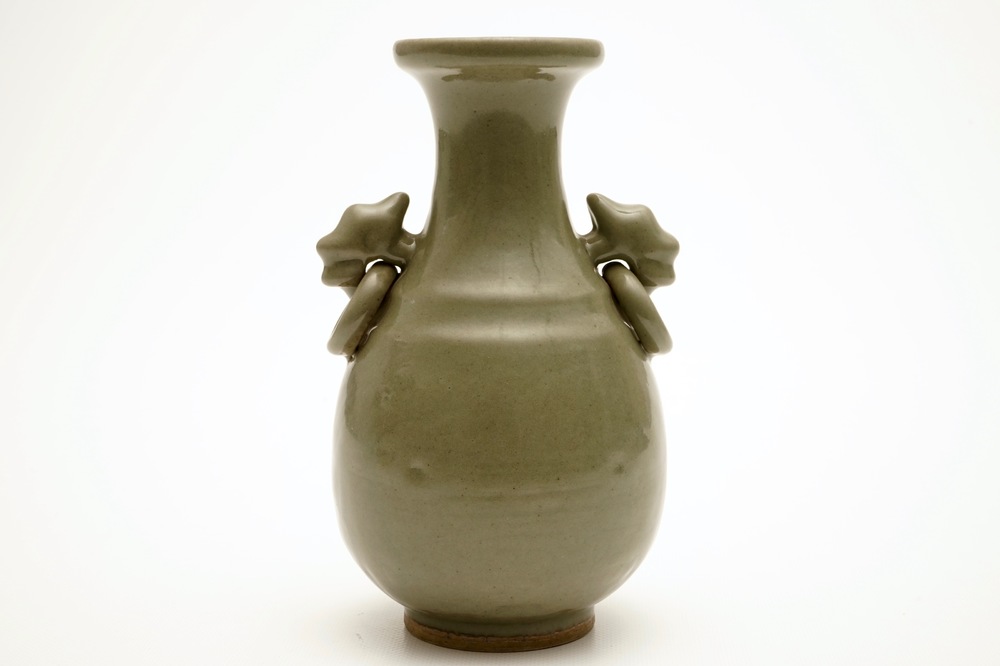 Een monochrome Chinese celadon vaas, 19e eeuw