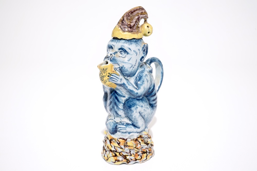 Une verseuse couverte en forme de singe en fa&iuml;ence polychrome de Delft, 18&egrave;me
