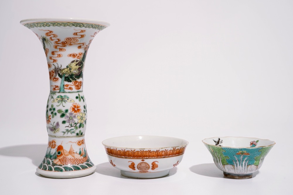 Een Chinese famille verte gu vaas met draken en twee polychrome kommen, 19e eeuw