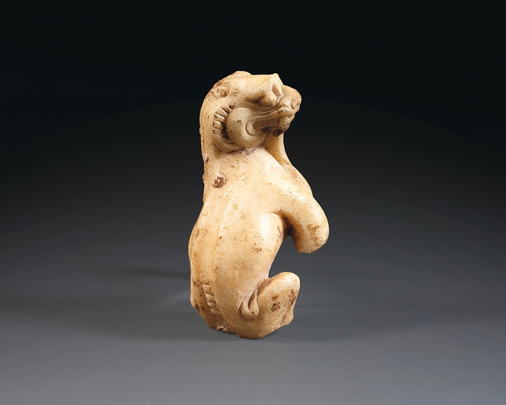 Een fragment van een marmeren leeuw, China, Tang