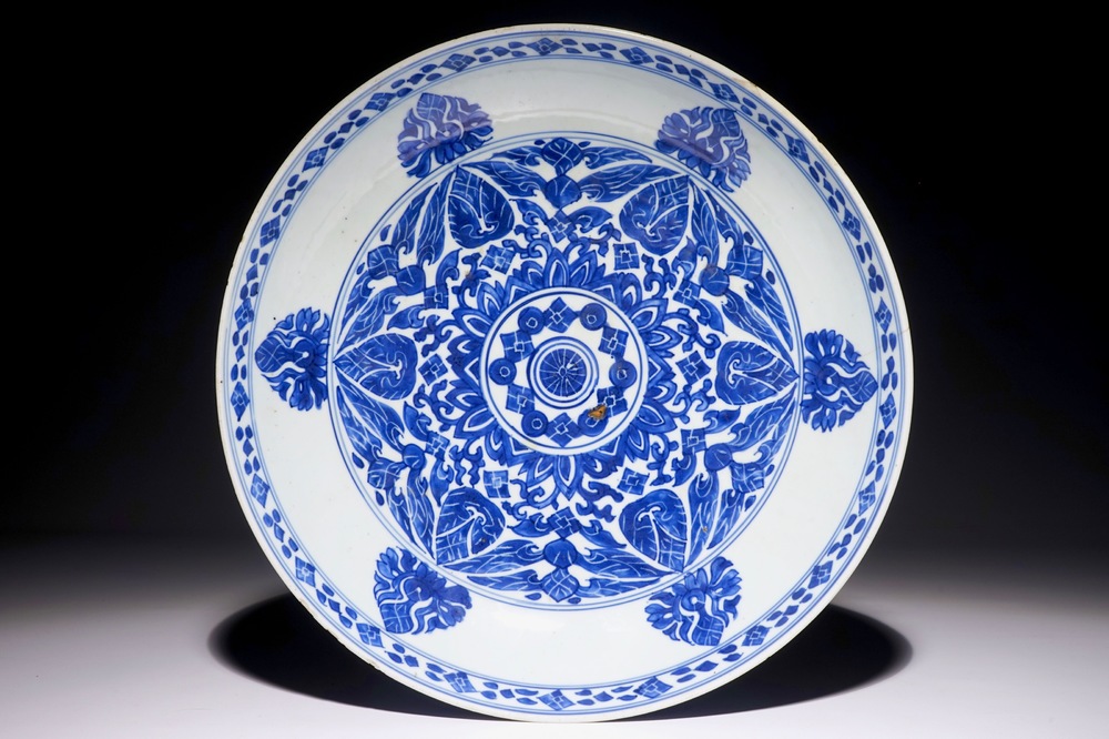 Een Chinese blauw-witte schotel voor de islamitische markt, Kangxi