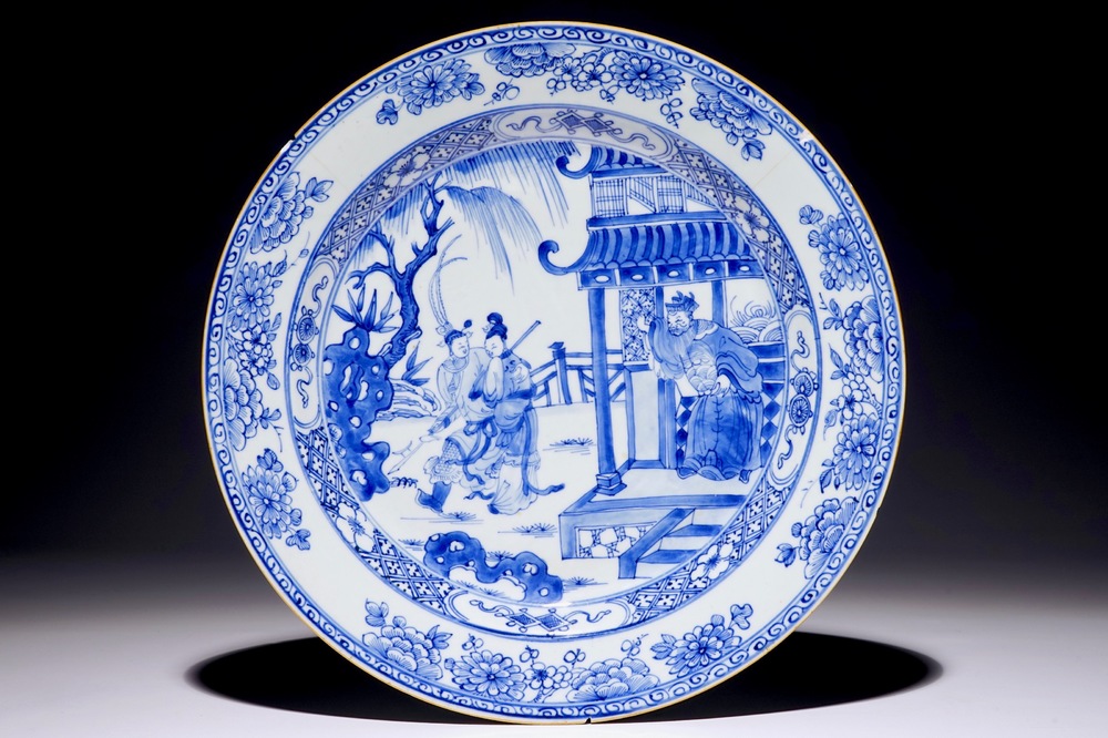 Un plat en porcelaine de Chine bleu et blanc &agrave; d&eacute;cor de "La Romance de la chambre de l'Ouest", Yongzheng
