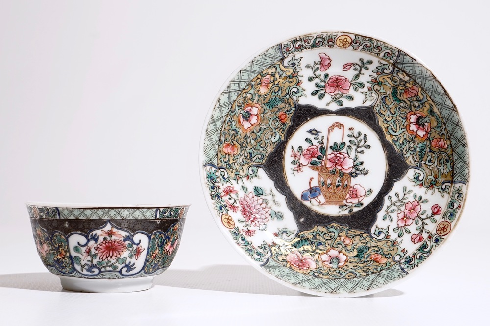 Une tasse et soucoupe en porcelaine de Chine famille rose &agrave; d&eacute;cor floral, Yongzheng