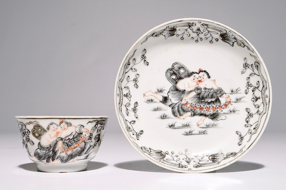Een Chinese grisaille, vergulde en ijzerrode kop en schotel met romantisch decor, Qianlong