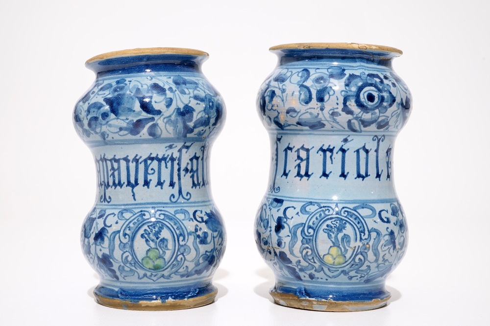 Een paar albarelli in Italiaanse majolica, Veneti&euml;, gedateerd 1592