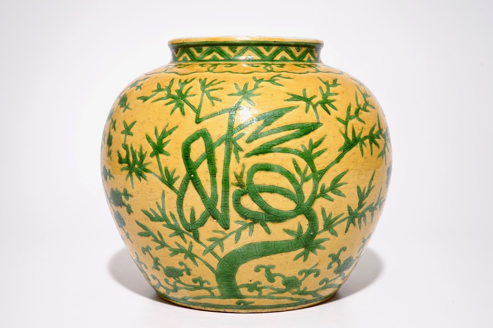 Un vase en porcelaine de Chine &agrave; d&eacute;cor en vert sur fond jaune, marque de Wanli, 19/20&egrave;me