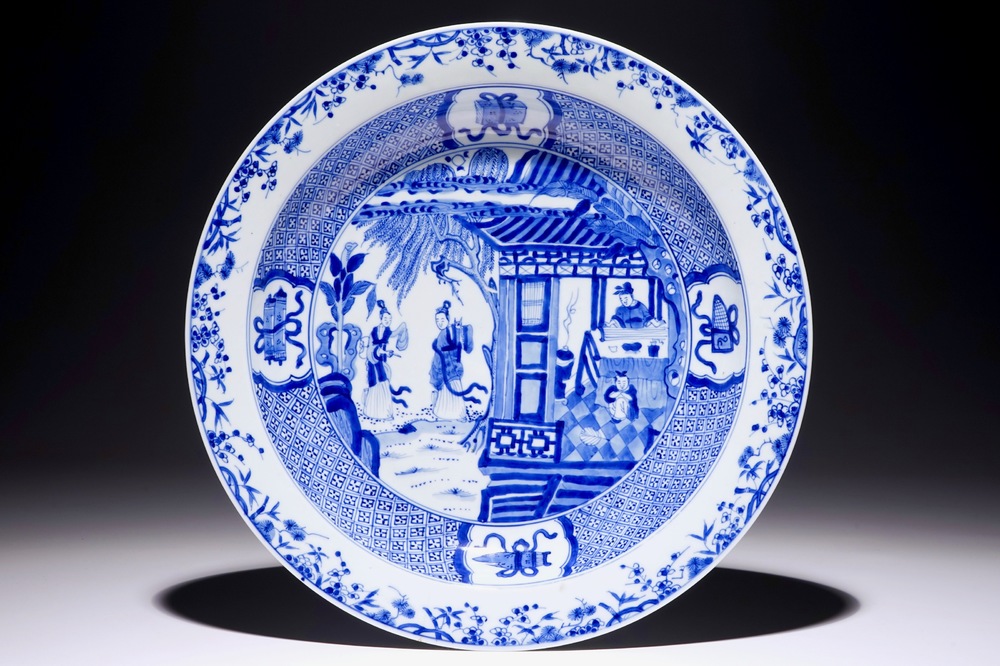Un plat profond en porcelaine de Chine bleu et blanc &agrave; d&eacute;cor de "La Romance de la chambre de l'ouest", Yongzheng