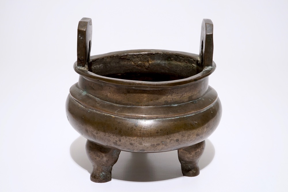 Un grand chaudron tripod de type "Ding", Chine, Ming