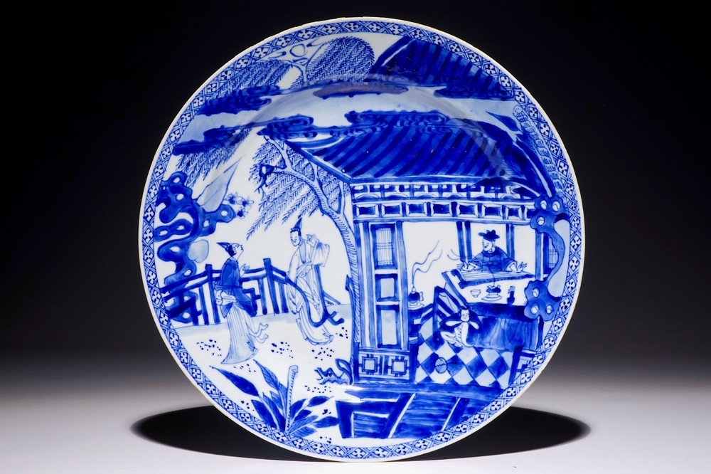 Un plat en porcelaine de Chine bleu et blanc &agrave; d&eacute;cor de "La Romance de la chambre de l'ouest", Yongzheng