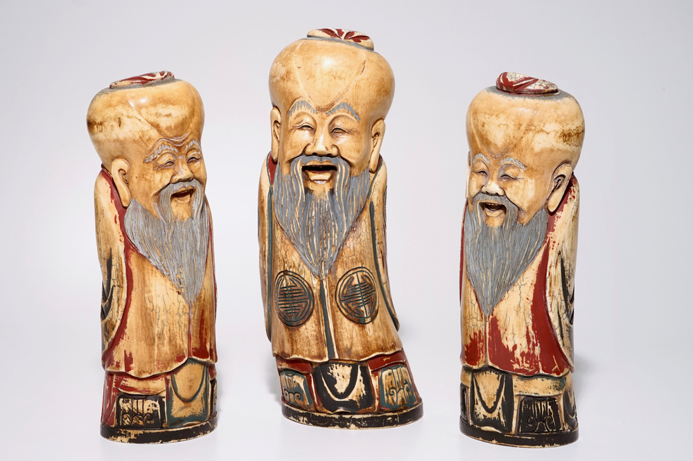 Un lot de trois figures de Shoulao en ivoire sculpt&eacute; polychrome, d&eacute;but du 20&egrave;me