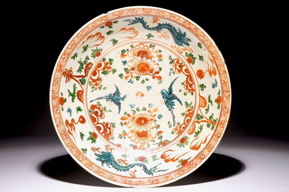 Un plat en porcelaine de Chine, dit de Swatow, &agrave; d&eacute;cor d'oiseaux et dragons, Ming