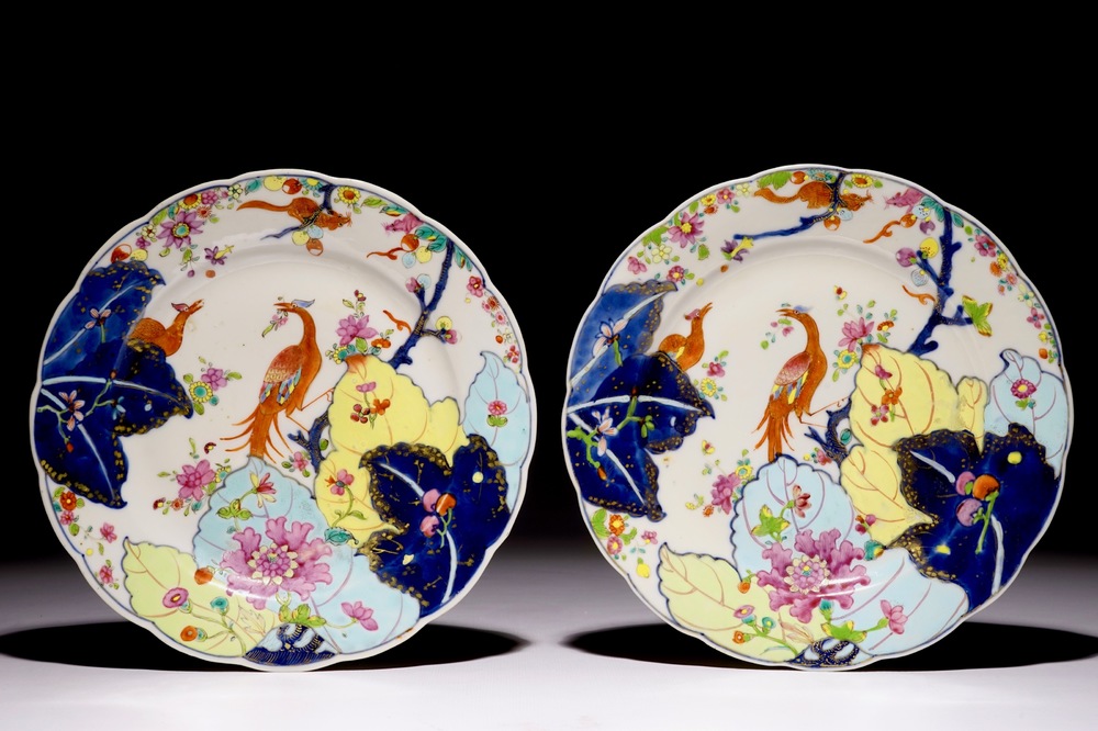 Een paar Chinese famille rose borden met pseudo-tabaksbladeren decor, Qianlong