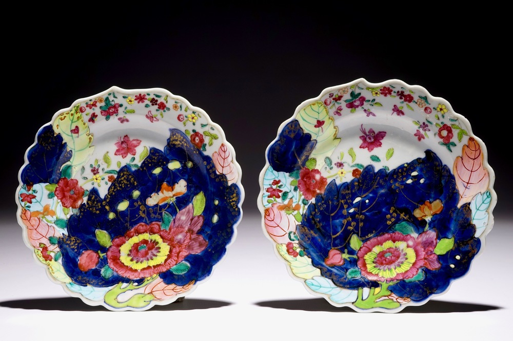Une paire d'assiettes en porcelaine de Chine &agrave; d&eacute;cor feuille de tabac, Qianlong