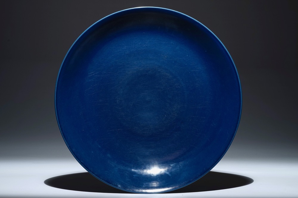 Un plat en porcelaine de Chine bleu monochrome, Kangxi