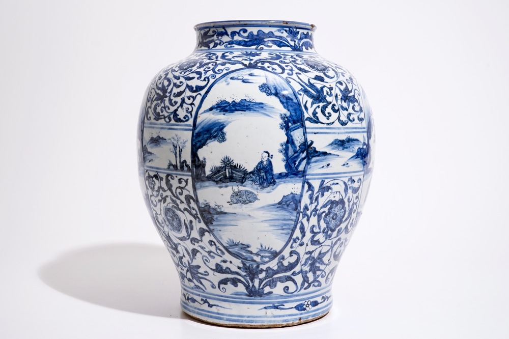 Un grand vase de forme balustre en porcelaine de Chine bleu et blanc &agrave; d&eacute;cor de personnages, Ming, Wanli