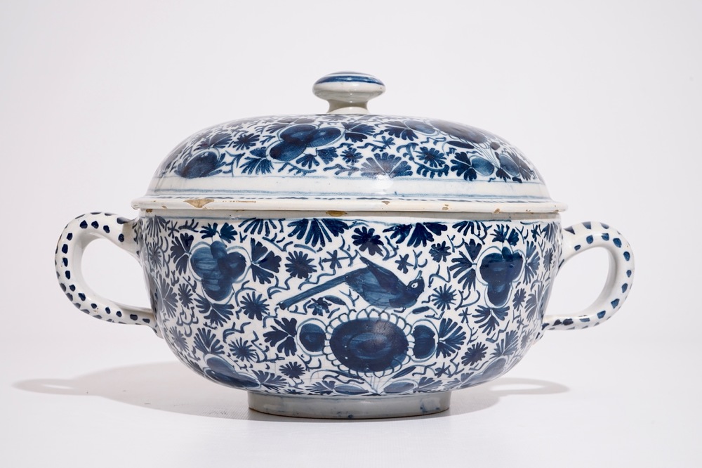Un grand bouillon et son couvercle en fa&iuml;ence de Delft bleu et blanc, 18&egrave;me