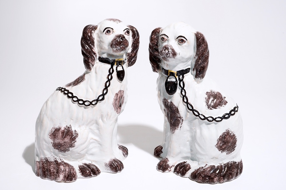 A pair of Staffordshire-style figures of dogs, prob. French pottery, 18/19th C.