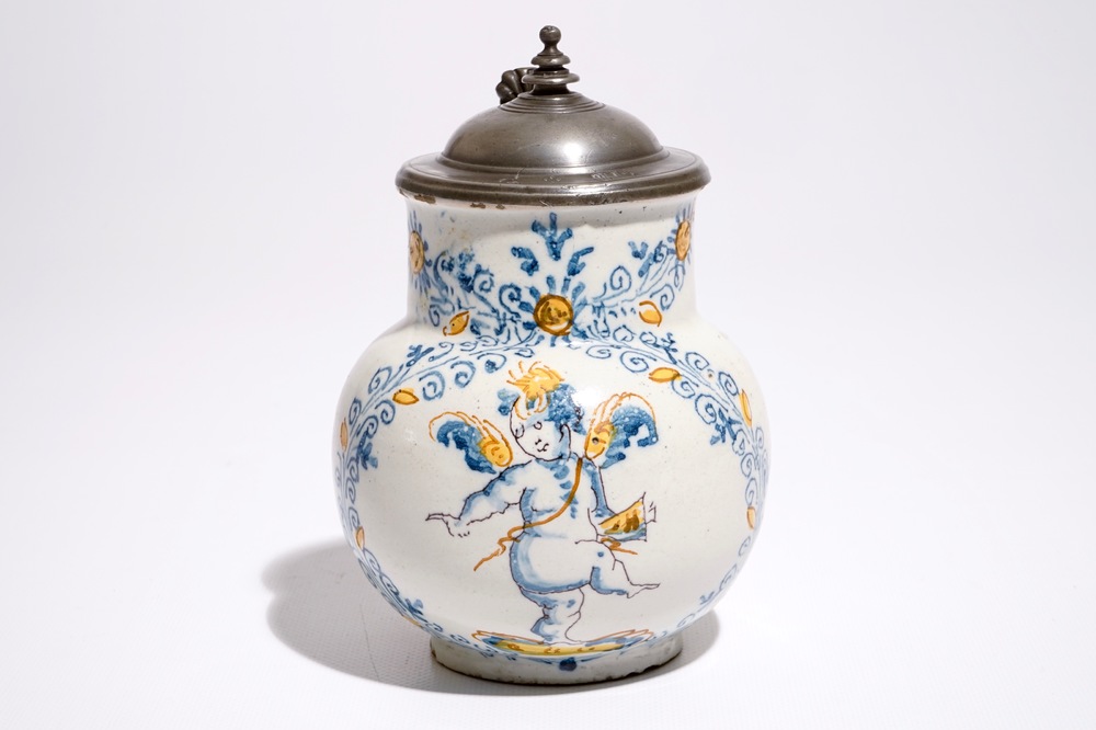 Un pichet en majolique italienne de style compendario &agrave; d&eacute;cor d'un putto, Faenza, 17&egrave;me