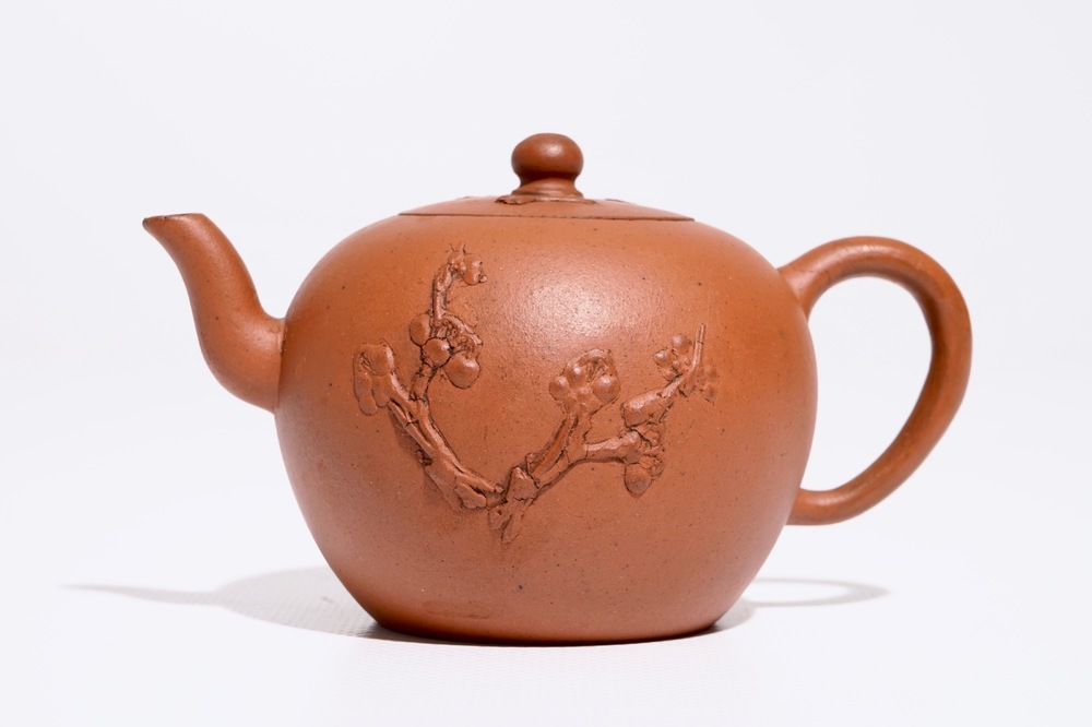 Une th&eacute;i&egrave;re et son couvercle en gr&egrave;s de Yixing, Chine, Kangxi