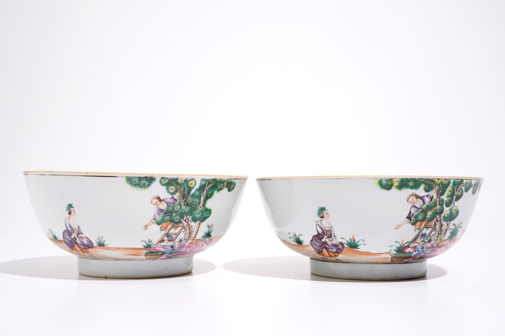 Een paar Chinese famille rose kommen met kersenplukkers, Qianlong