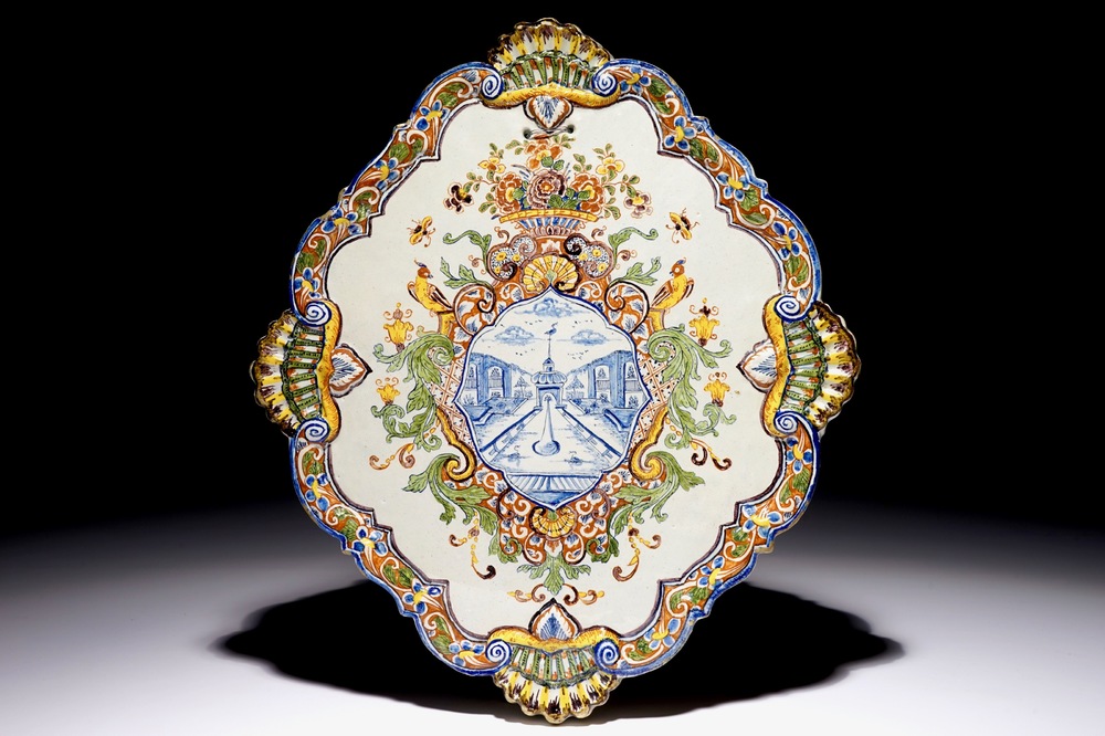 Une grande plaque en fa&iuml;ence de Delft polychrome, 18&egrave;me