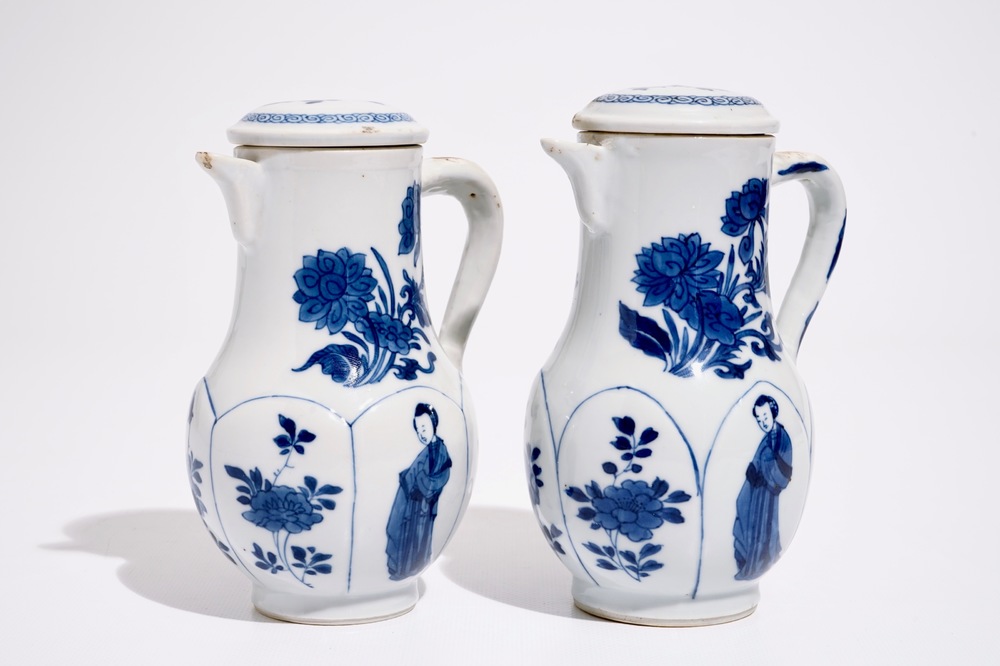Twee Chinese blauw-witte dekselkannen met "Lange Lijzen" decor, Kangxi
